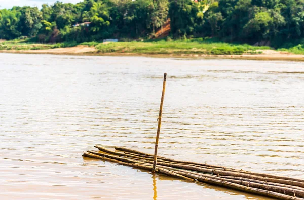Bamboe stokjes door de rivier Nam Khan in Luang Prabang, Laos. Ruimte voor tekst kopiëren. — Stockfoto