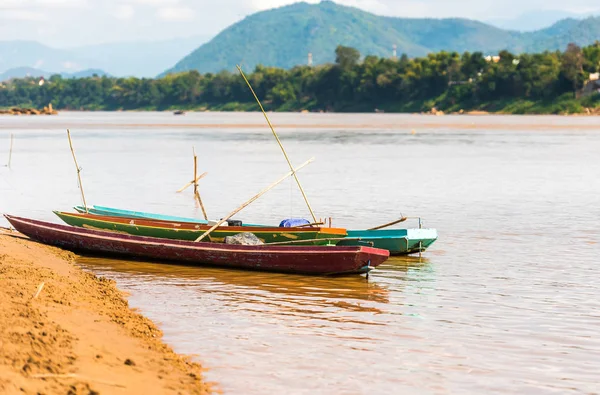 Lodě v blízkosti břehu řeky Nam Khan v Luang Prabang, Laos. Kopírovat prostor pro text. — Stock fotografie
