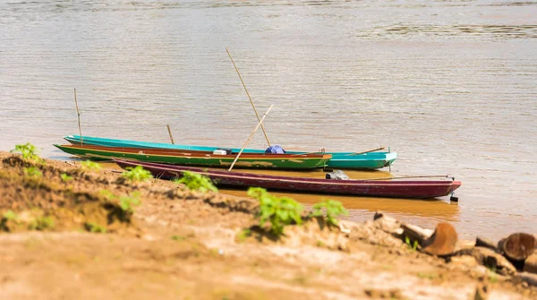 Lodě v blízkosti břehu řeky Nam Khan v Luang Prabang, Laos. Kopírovat prostor pro text. — Stock fotografie