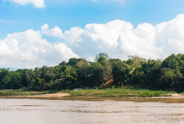 Uitzicht over het landschap van de rivier Nam Khan, Luang Prabang, Laos. Ruimte voor tekst kopiëren. — Stockfoto