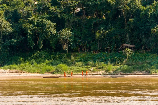 Mönche am Flussufer in luang prabang, Laos. Kopierraum für Text. — Stockfoto