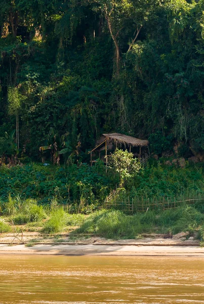 Manzara Nam Khan, Luang Prabang, Laos Nehri'nin manzarası. Metin için yer kopyalayın. Dikey.