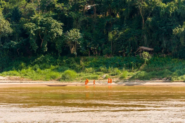 Rahipler Luang Prabang, Laos, nehir kıyısında. Metin için yer kopyalayın.