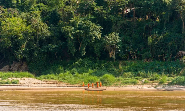 Monaci sulla riva del fiume a Luang Prabang, Laos. Copia spazio per testo . — Foto Stock