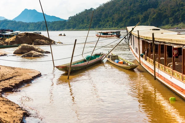 Lodě v blízkosti břehu řeky Nam Khan v Luang Prabang, Laos. Kopírovat prostor pro text. — Stock fotografie