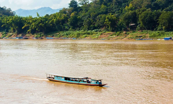 Båt nära banken av floden Nam Khan i Luang Prabang, Laos. Kopiera utrymme för text. — Stockfoto
