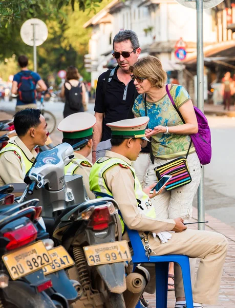 Полиция и туристы на городской улице Луанг Прабанг, Лаос. Крупный план . — стоковое фото
