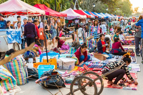 Luang Prabang, Laos - 11 Ocak 2017: Yerel Pazar görünümünü.