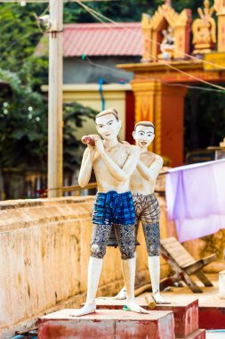 Budist tapınağı, Bagan, Myanmar erkekler heykeller. Yakın çekim. Dikey.