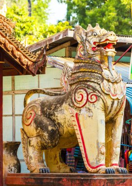 Bagan, Myanmar - 1 Aralık 2016: Ejderha heykel görünümü. Yakın çekim. Dikey.