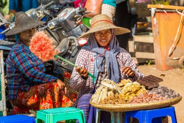 Bagan, Myanmar - 1 Aralık 2016: Satıcı, deniz ürünleri, yerel pazarda tatlılar. Yakın çekim.