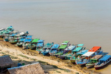 Bagan, Myanmar - 1 Aralık 2016: Tekneler sahilde. Metin için yer kopyalayın.
