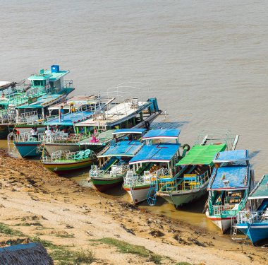 Tekneler sahilde Bagan, Myanmar. Metin için yer kopyalayın.