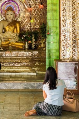Bagan, Myanmar Buda heykeli altın görünümünü. Dikey. Metin için yer kopyalayın.