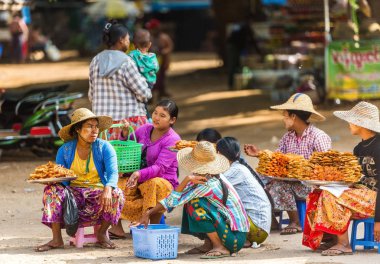 Bagan, Myanmar - 1 Aralık 2016: Satıcılar deniz ürünleri yerel piyasada. Yakın çekim.