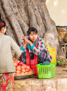 Bagan, Myanmar - 1 Aralık 2016: Meyve yerel pazarda satıcı. Yakın çekim. Dikey.