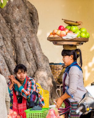 Bagan, Myanmar - 1 Aralık 2016: Meyve yerel pazarda satıcı. Yakın çekim.