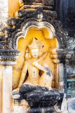 Bir Budist Tanrı Bagan, Myanmar'ın heykel. Yakın çekim. Dikey.