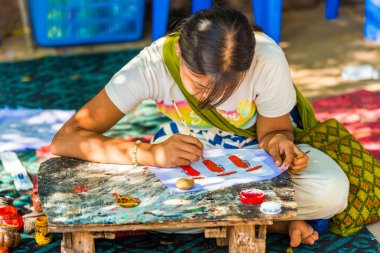 Bagan, Myanmar - 1 Aralık 2016: Kız bir şehir sokak boyuyor. Yakın çekim.