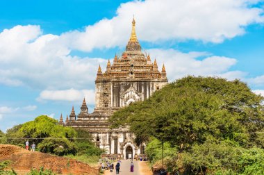 Bagan, Myanmar - 1 Aralık 2016: Bina Thatbyinnyu Tapınağı'nın görünümü. Metin için yer kopyalayın.