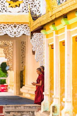 Bagan, Myanmar - 1 Aralık 2016: Temple yakınındaki rahipler. Metin için yer kopyalayın. Dikey.    