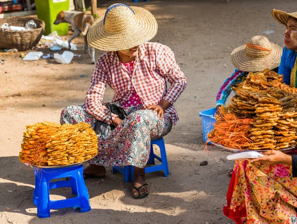 The seller of seafood in the local market in Bagan, Myanmar. Close-up. — Stock Photo, Image