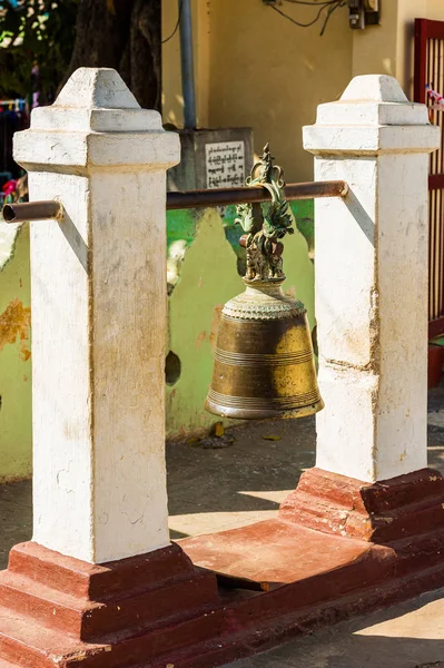 Cloche bouddhiste dans le temple de Bagan, Myanmar. Gros plan. Vertical . — Photo