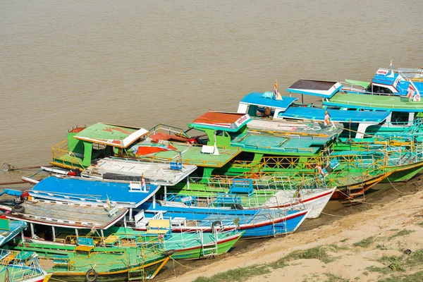 บากาน, MYANMAR - 1 ธันวาคม 2016: เรือที่ชายหาด. คัดลอกพื้นที่สําหรับข้อความ . — ภาพถ่ายสต็อก