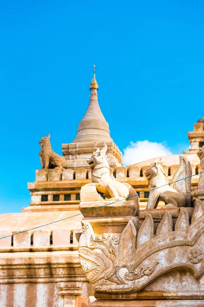 Veduta della facciata del tempio buddista di Bagan, Myanmar. Copia spazio per testo. Verticale . — Foto Stock