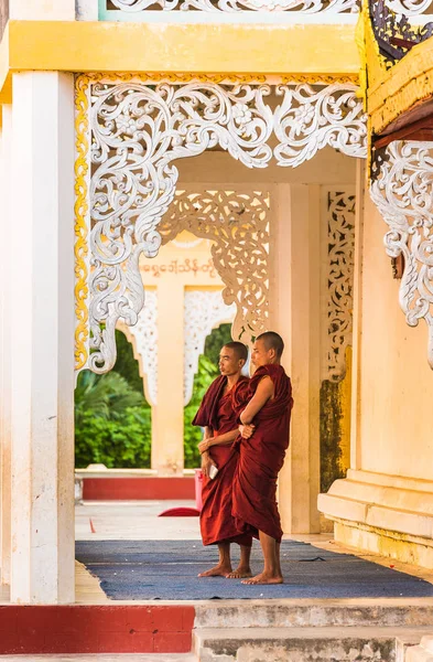 Bagan, Myanmar - 1. prosince 2016: Mniši nedaleko chrámu. Prostor pro text kopírovat. Vertikální. — Stock fotografie