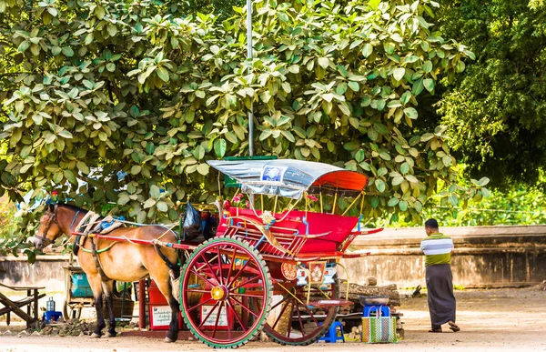 BAGAN, MYANMAR - 1 DE DICIEMBRE DE 2016: El autocar en la calle de la ciudad. Copiar espacio para texto . —  Fotos de Stock
