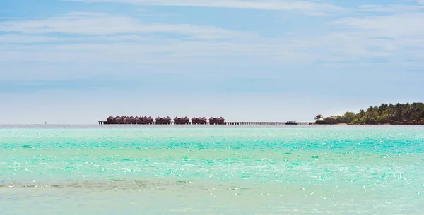 Водные виллы на тропическом острове Карибского моря, Мальдивы. Копирование текста . — стоковое фото