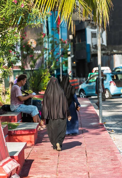 Μάλε, Μαλδίβες - Νοεμβρίου 27, 2016: Γυναίκα σε ένα μαύρο μπούρκα σε δρόμο της πόλης. Αντιγράψτε το χώρο για το κείμενο. Κάθετη. — Φωτογραφία Αρχείου