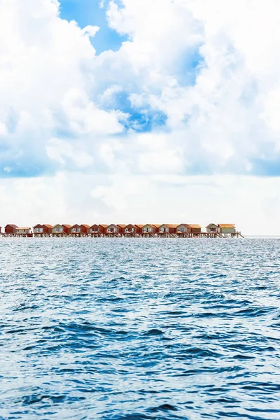 Water villas on tropical caribbean island, Maldives. Copy space for text. Vertical. — Stock Photo, Image