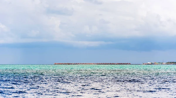 熱帯のカリブ海の島、モルディブの水上ヴィラ。コピーのテキストのための領域 — ストック写真