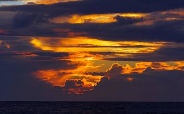 Renkli günbatımı okyanus üzerinde Maldivler. Metin için yer kopyalayın.    