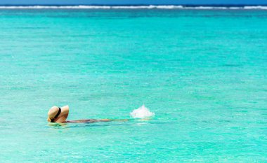 Şapkalı bir kadın Male, Maldivler okyanusta yüzen. Metin için yer kopyalayın.    