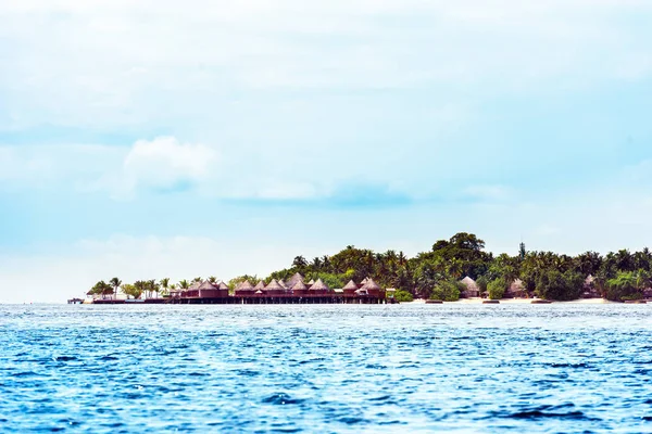 モルディブのカリブ海の熱帯の島の眺め。コピーのテキストのための領域. — ストック写真