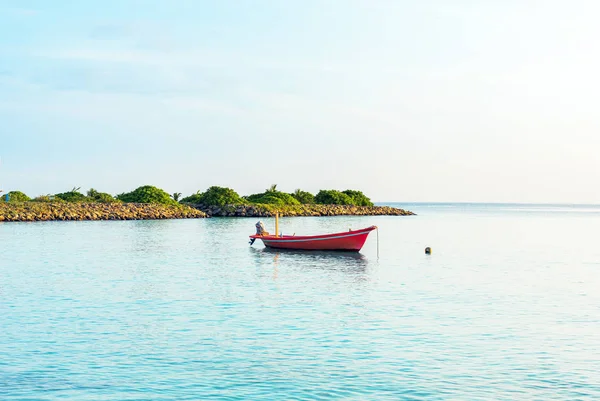 Vista de un barco pesquero solitario, Hombre, Maldivas. Copiar espacio para texto . — Foto de Stock