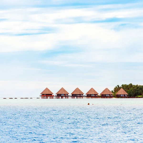 Tropikal Karayipler ada, Maldivler su Villa. Metin için yer kopyalayın. — Stok fotoğraf