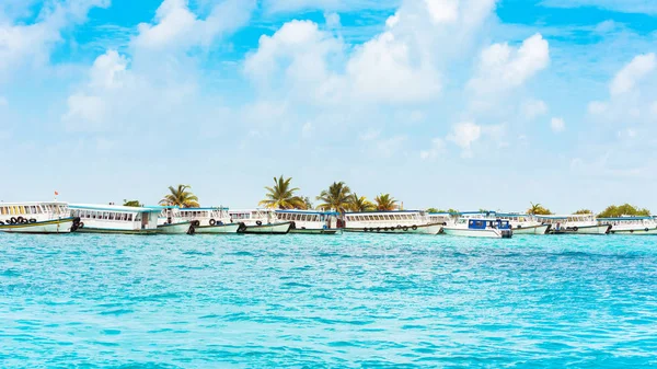 Widok z łodzi w porcie Male, Malediwy. Kopiować miejsca na tekst — Zdjęcie stockowe