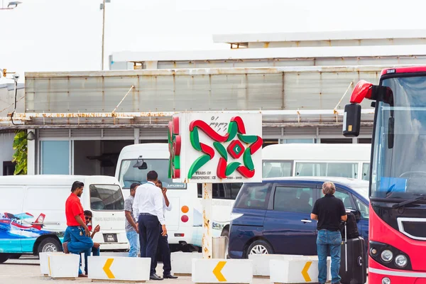 HOMBRES, MALDIVOS - 27 DE NOVIEMBRE DE 2016: Coches en la estación de tren de la ciudad. Copiar espacio para texto . — Foto de Stock