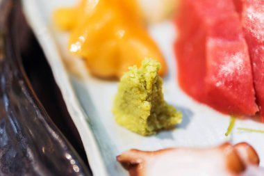 Wasabi sashimi plakaları - Japon yemekleri, Tokyo, Japonya. Yakın çekim.