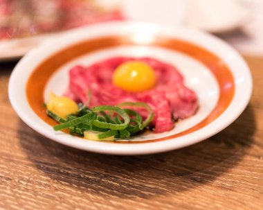 Çiğ yumurta, Tokyo, Japonya ile sığır eti Japon yemeği. Yakın çekim. 