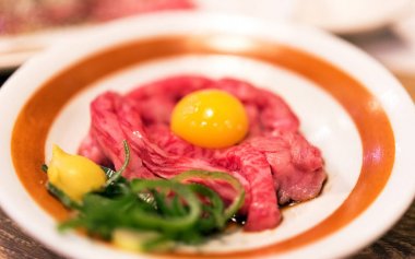 Çiğ yumurta, Tokyo, Japonya ile sığır eti Japon yemeği. Yakın çekim. 