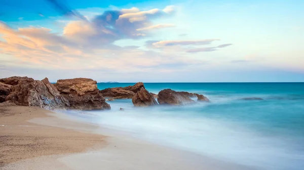 Kövek a homokos tengerparton, a Miami Platja, Catalunya, Spanyolország. Hely, a szöveg másolása — Stock Fotó