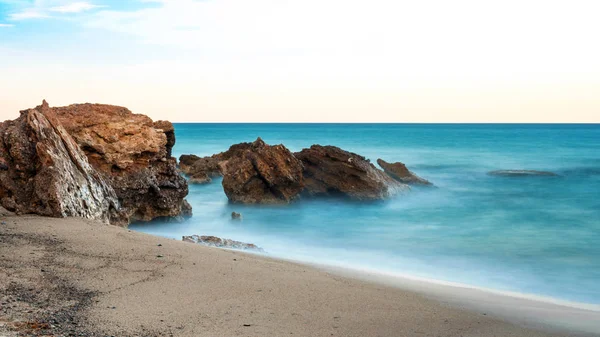 Kövek a homokos tengerparton, a Miami Platja, Catalunya, Spanyolország. Hely, a szöveg másolása — Stock Fotó