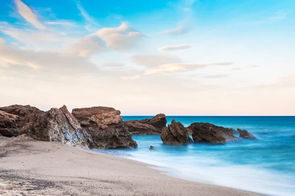 Kövek a homokos tengerparton, a Miami Platja, Catalunya, Spanyolország. Hely, a szöveg másolása — Stock Fotó