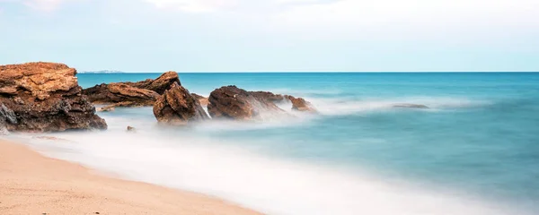 Kövek a homokos tengerparton, a Miami Platja, Catalunya, Spanyolország. Hely, a szöveg másolása — Stock Fotó