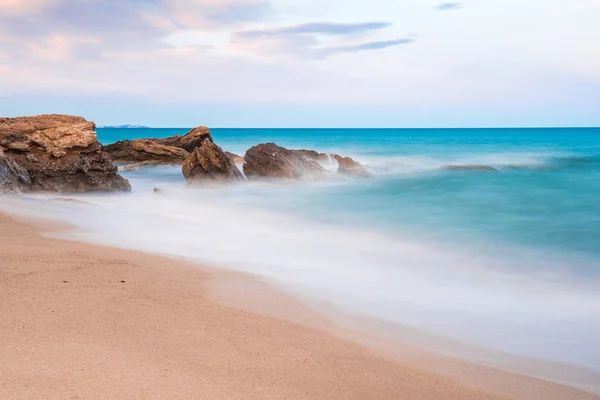 Kövek a homokos tengerparton, a Miami Platja, Catalunya, Spanyolország. Hely, a szöveg másolása — Stock Fotó